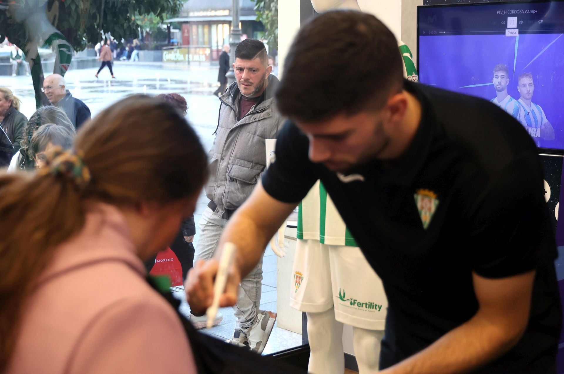 La multitudinaria firma de autógrafos de Théo Zidane y Antonio Casas, en imágenes