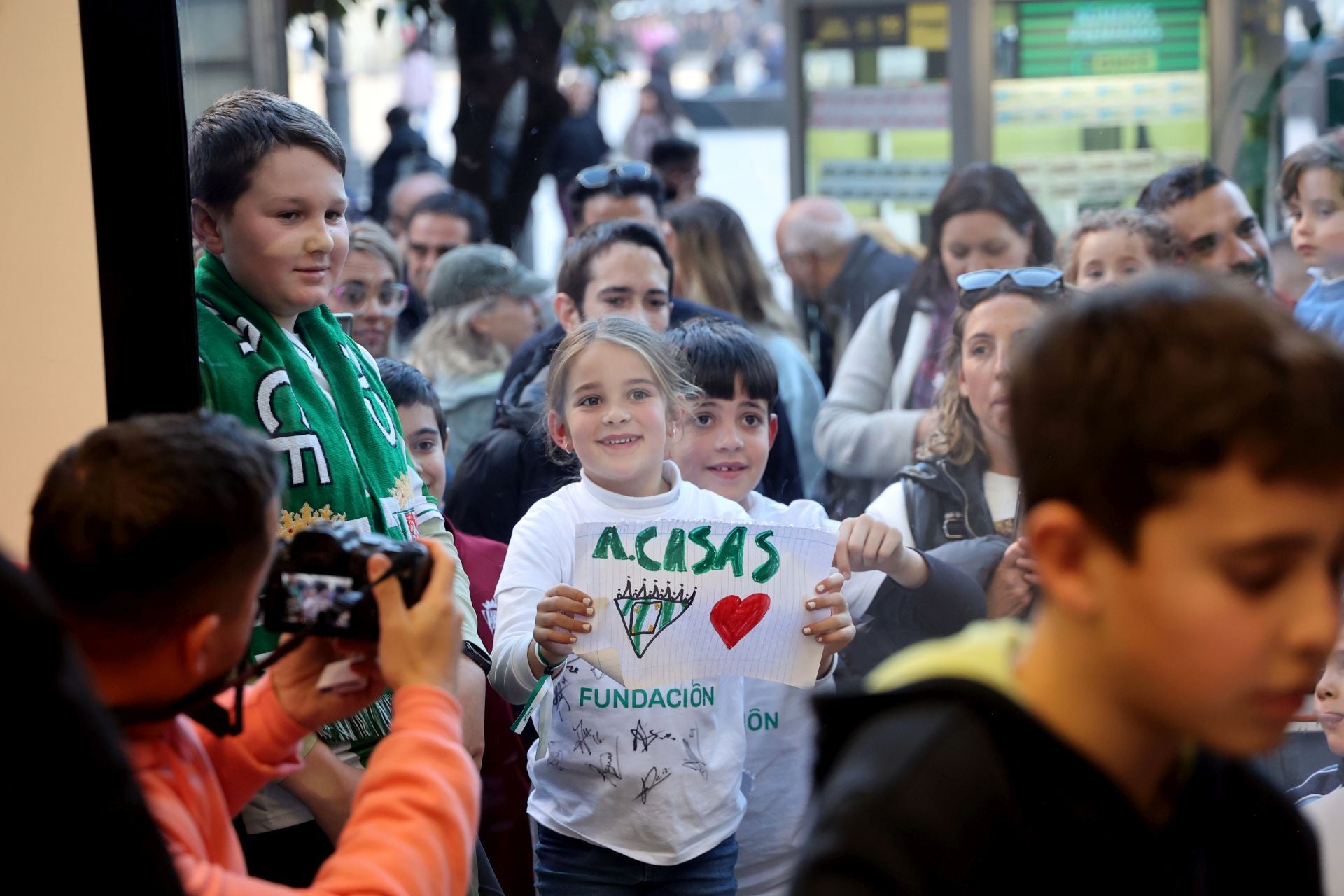 La multitudinaria firma de autógrafos de Théo Zidane y Antonio Casas, en imágenes