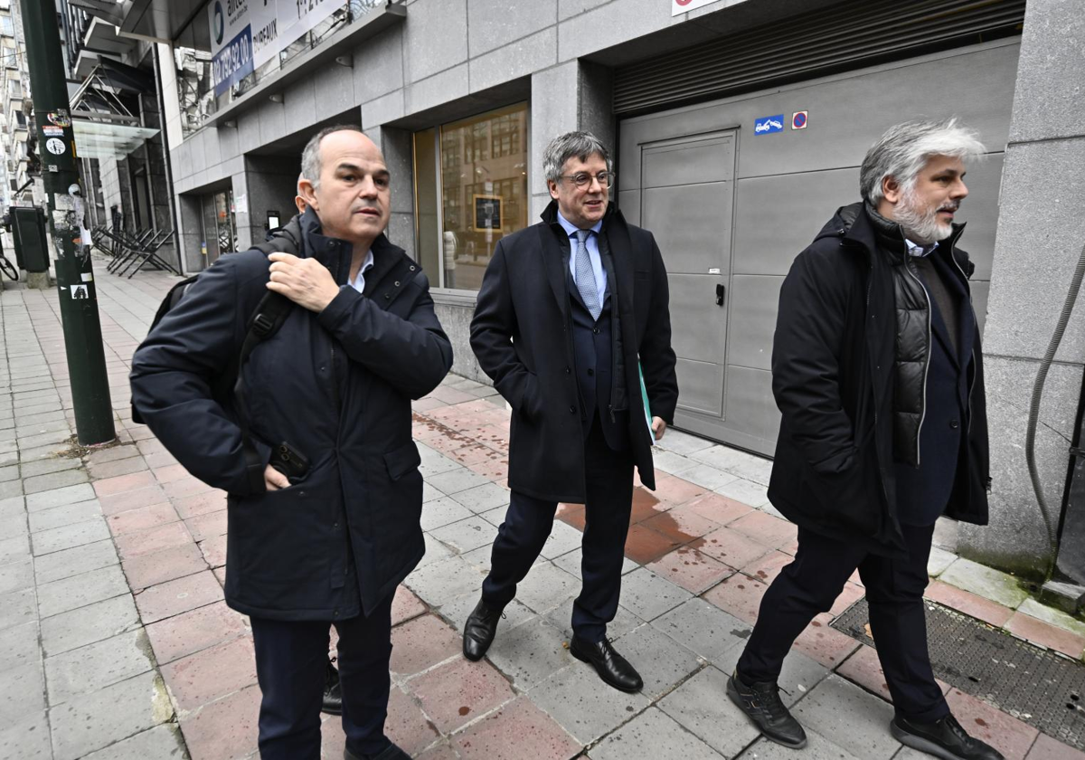 Jordi Turull, Carles Puigdemont y Albert Batet, en Bruselas (Bélgica), en diciembre