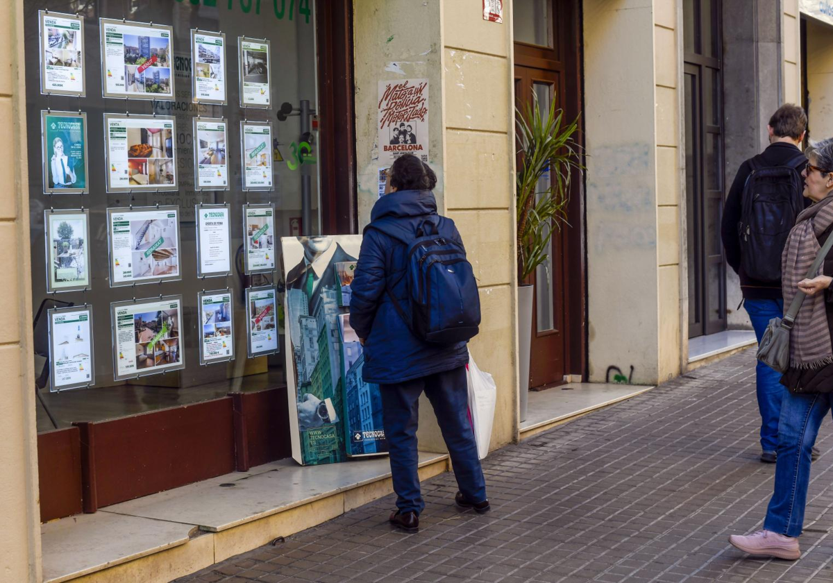 Una persona lee las ofertas de una inmobiliaria en Barcelona