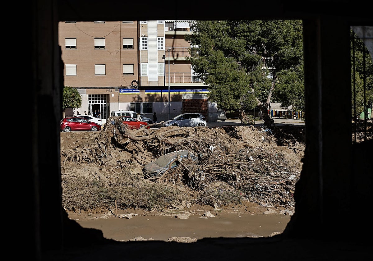 Imagen de archivo de una vivienda destruida por las inundaciones junto al barranco del Poyo en Paiporta (Valencia)