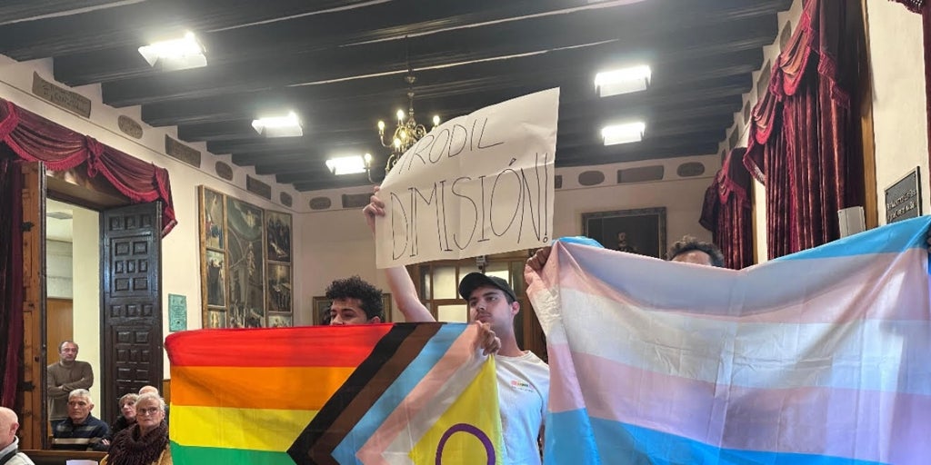 Tensión entre miembros de colectivos LGTBI y del entorno de Vox en el pleno de Elche