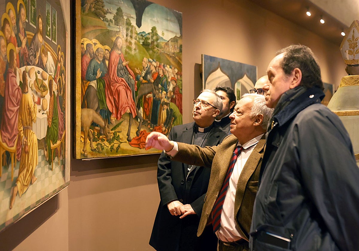 El consejero de Cultura, Turismo y Deporte, Gonzalo Santonja, presenta la adecuación de la iglesia de la Asunción para la exposición de tablas policromadas de Fernando Gallego