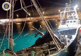 Un incendio en un barco en el puerto de Tarifa deja un afectado por inhalación de humo