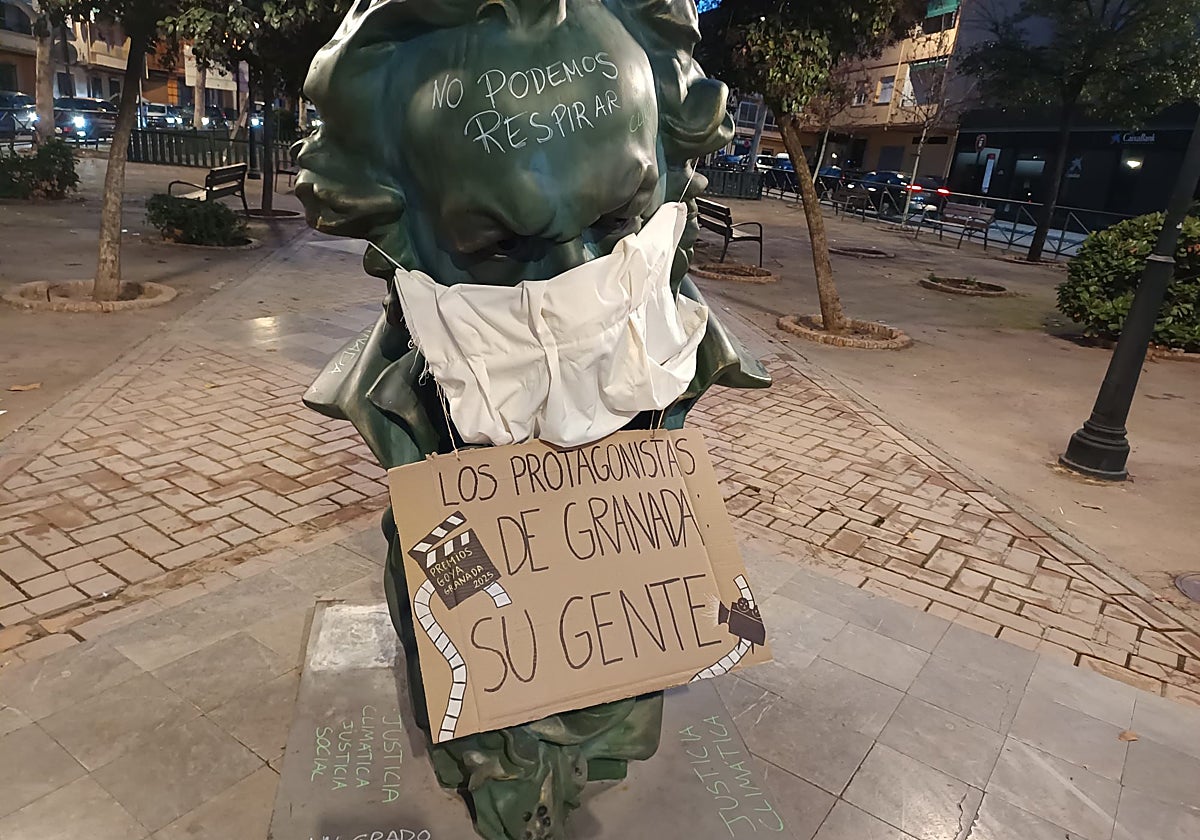 El busto de Goya del barrio de La Chana reivindica el ecologismo