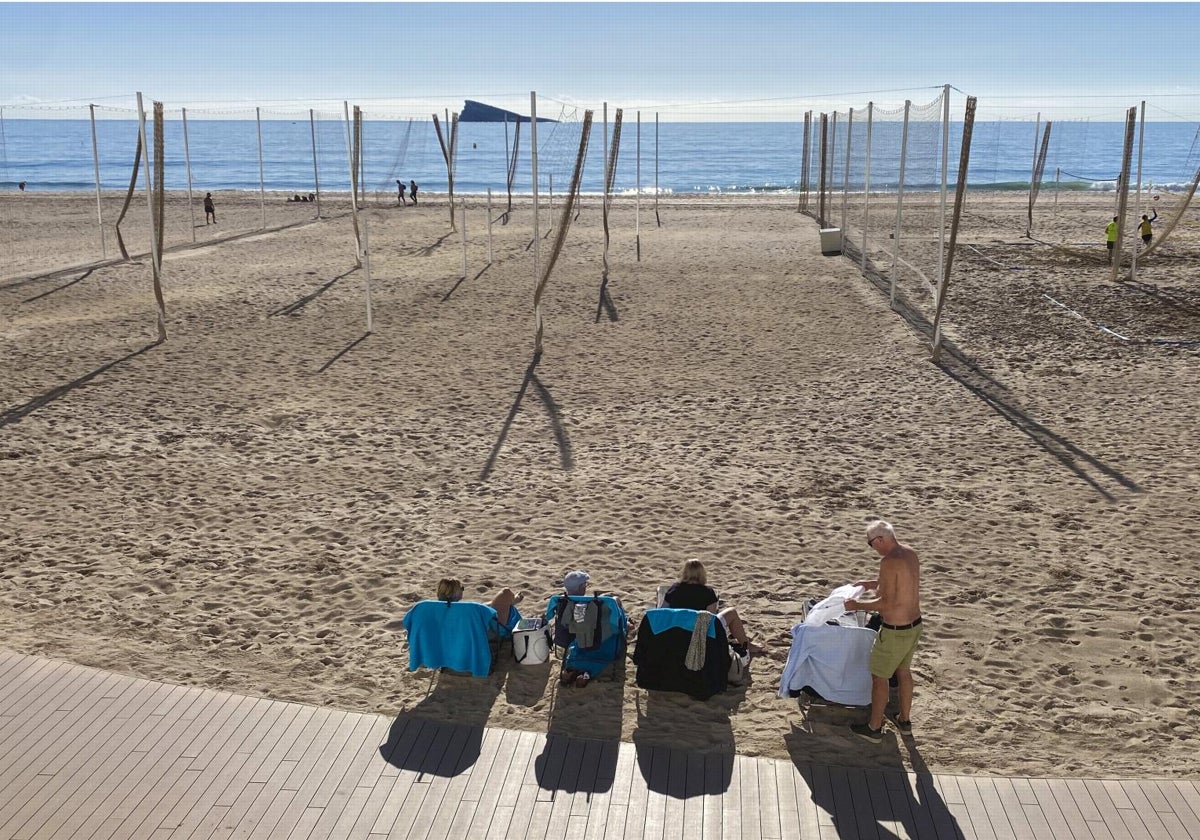 Turistas en la playa de Levante en Benidorm