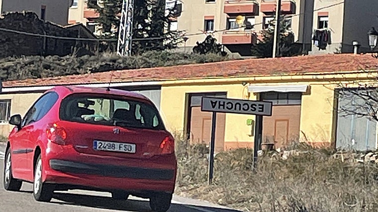 ¿Por qué aparecen estos días al revés las señales de algunos pueblos en Aragón?