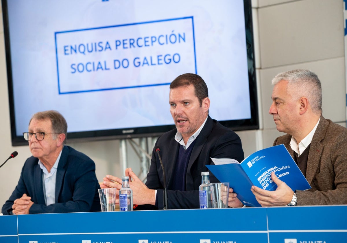 El conselleiro José López Campos (centro), este jueves, en la presentación del resultado de la encuesta