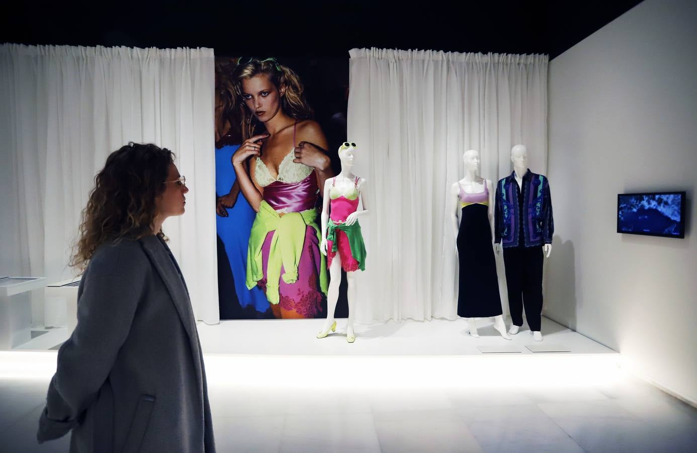 La exposición cuenta con algunos de los modelos icónicos del diseñador italiano Versace