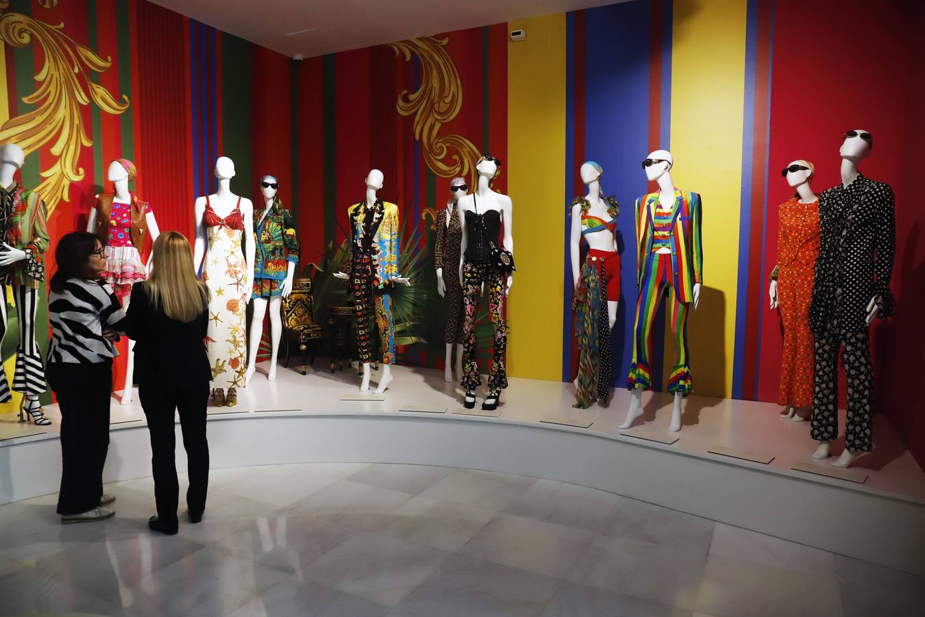 La exposición cuenta con algunos de los modelos icónicos del diseñador italiano Versace