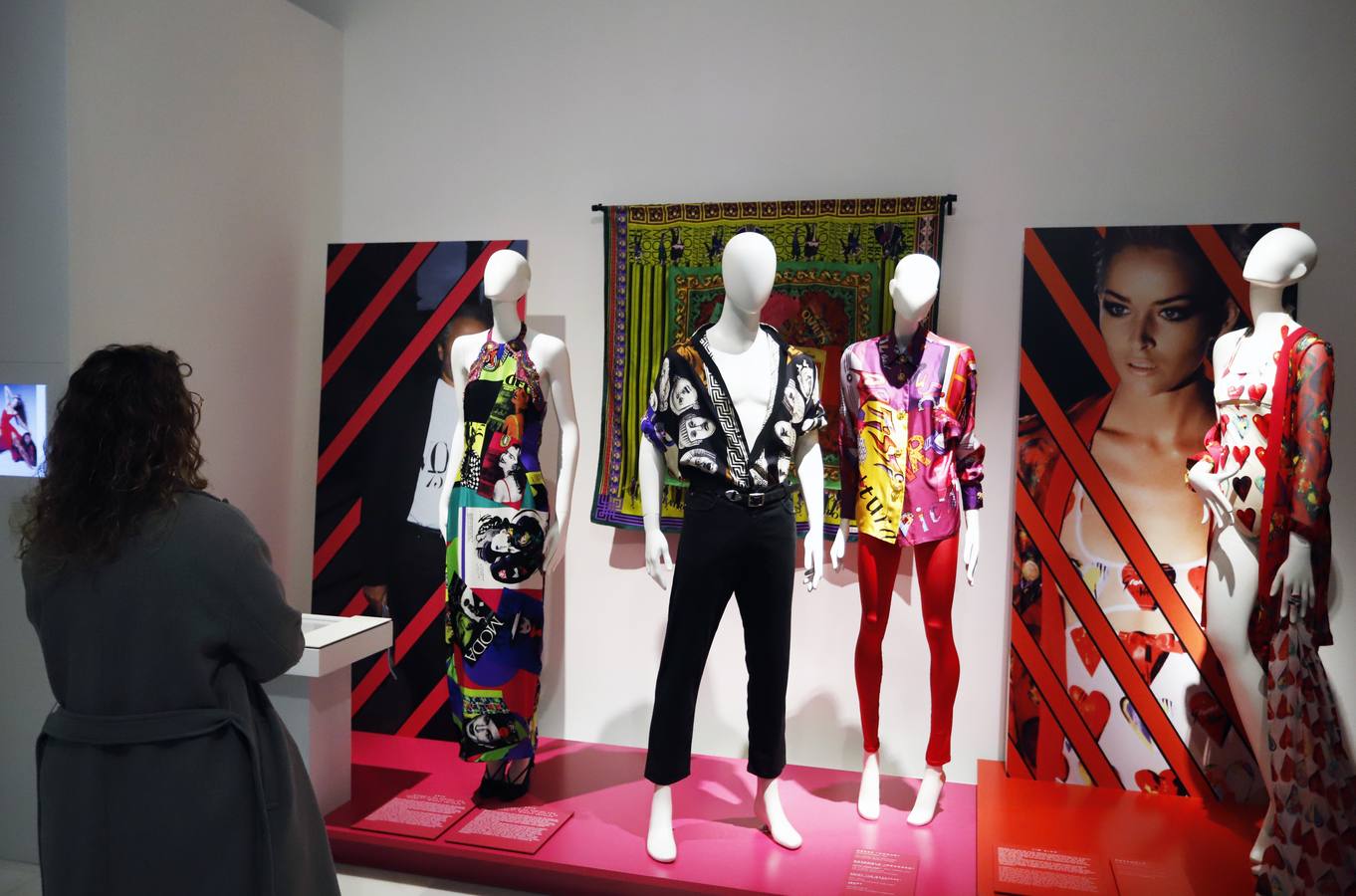 La exposición cuenta con algunos de los modelos icónicos del diseñador italiano Versace