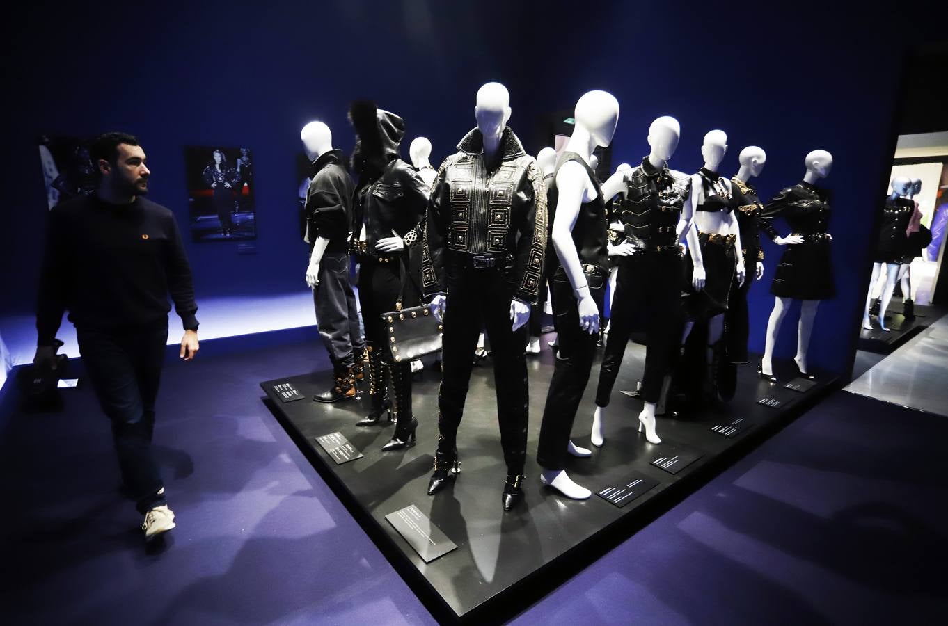 La exposición cuenta con algunos de los modelos icónicos del diseñador italiano Versace