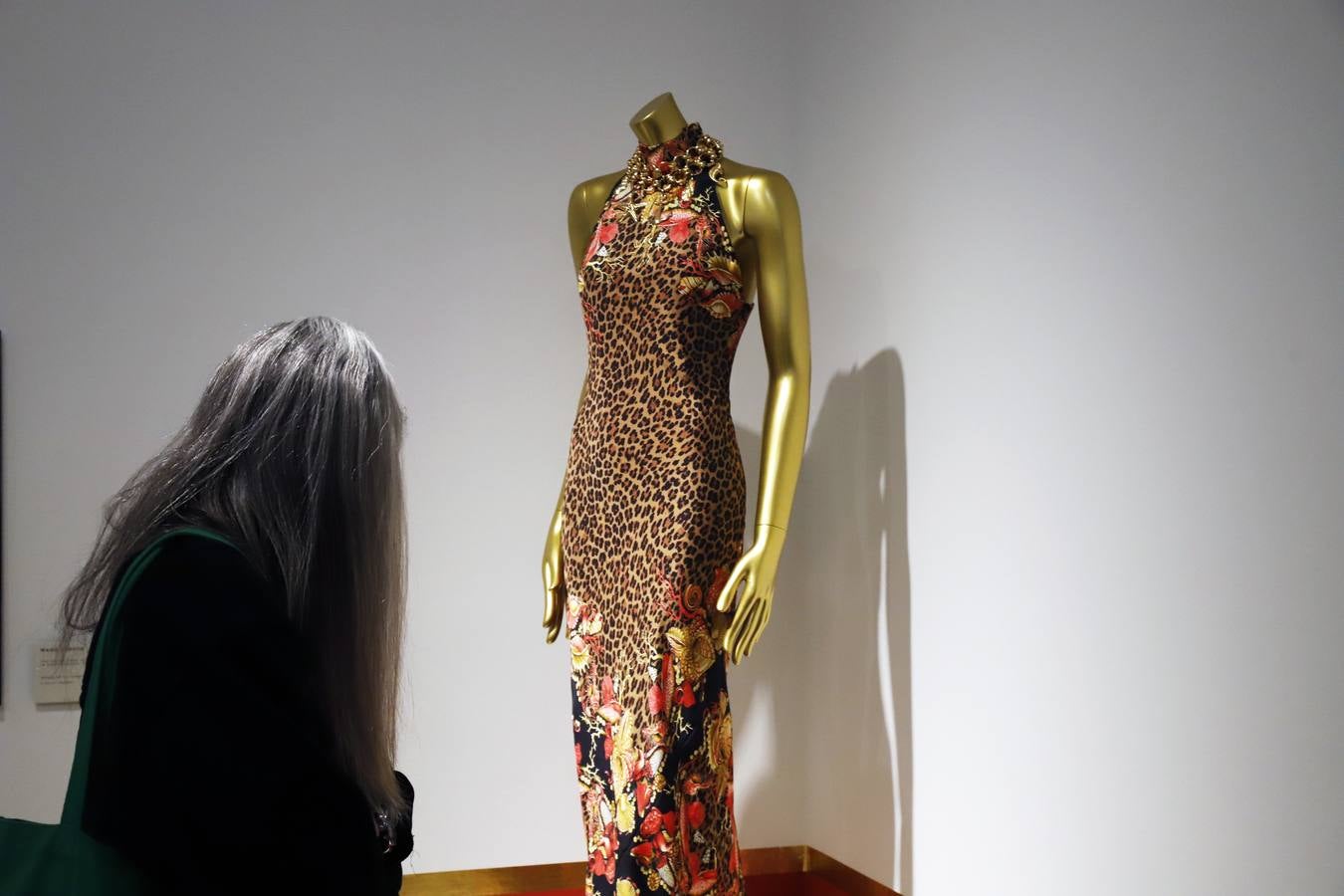 La exposición cuenta con algunos de los modelos icónicos del diseñador italiano Versace