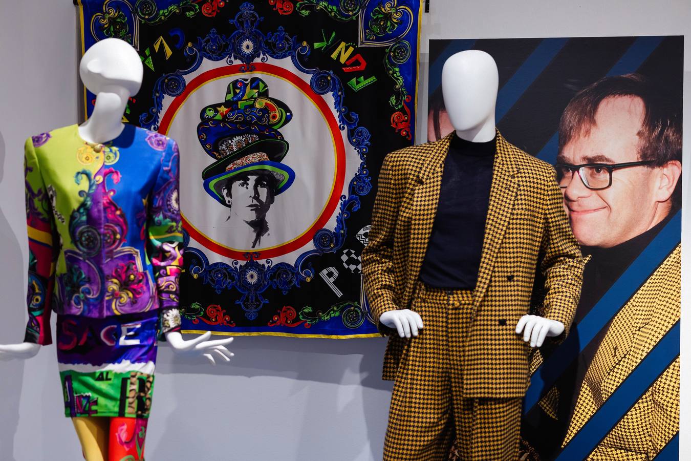 La exposición cuenta con algunos de los modelos icónicos del diseñador italiano Versace