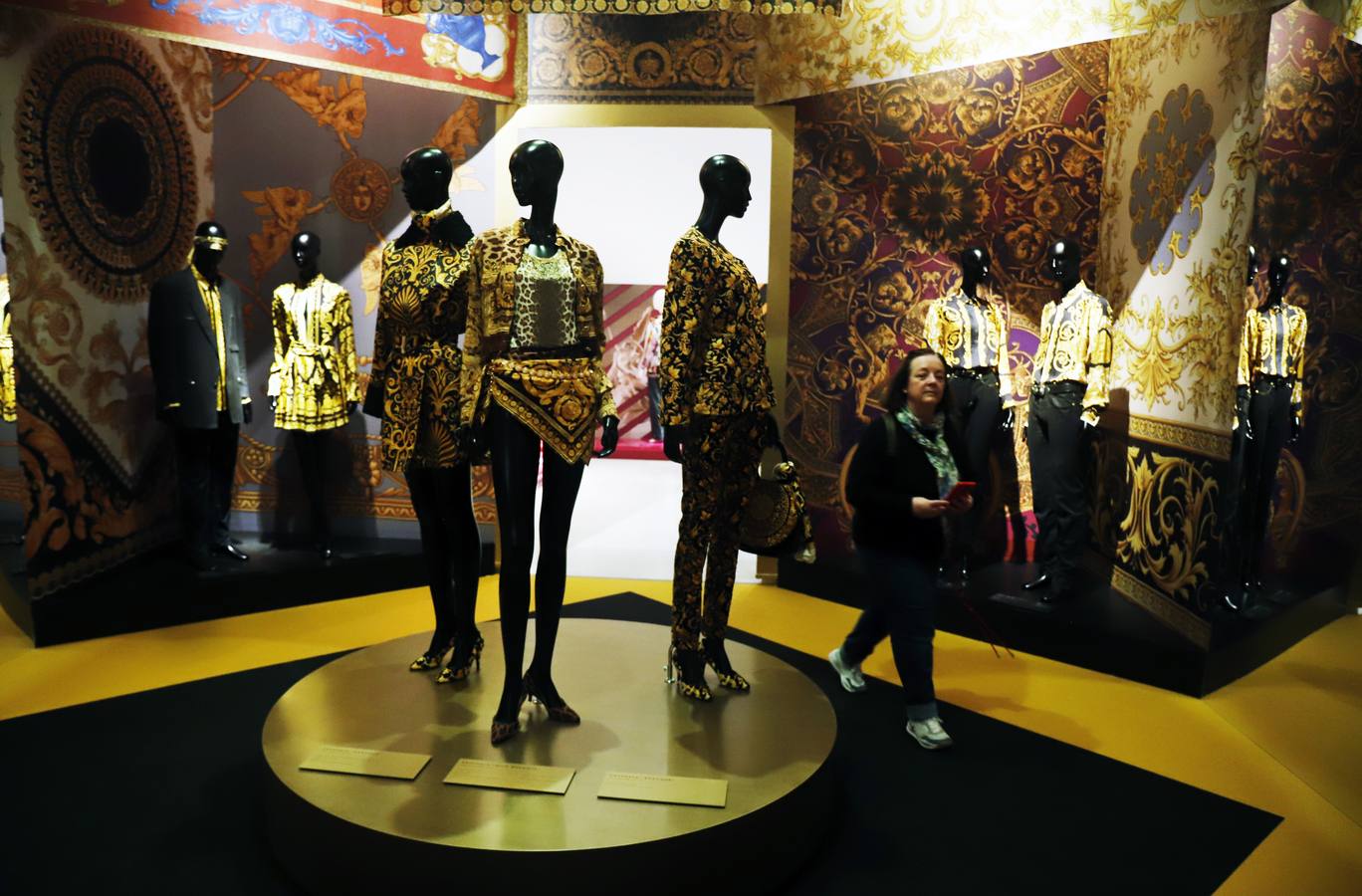 La exposición cuenta con algunos de los modelos icónicos del diseñador italiano Versace