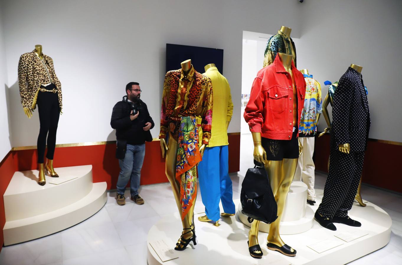 La exposición cuenta con algunos de los modelos icónicos del diseñador italiano Versace