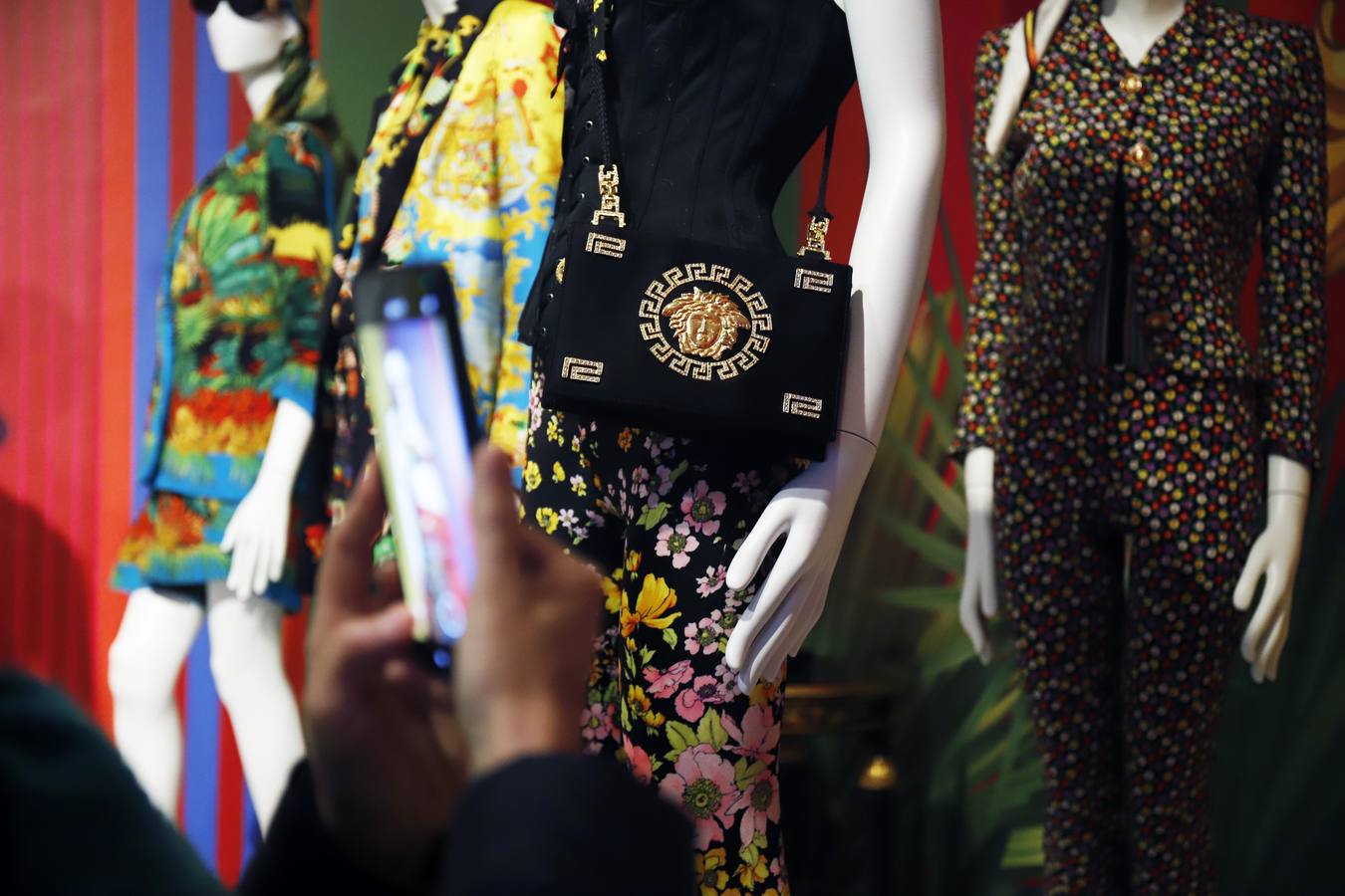 La exposición cuenta con algunos de los modelos icónicos del diseñador italiano Versace