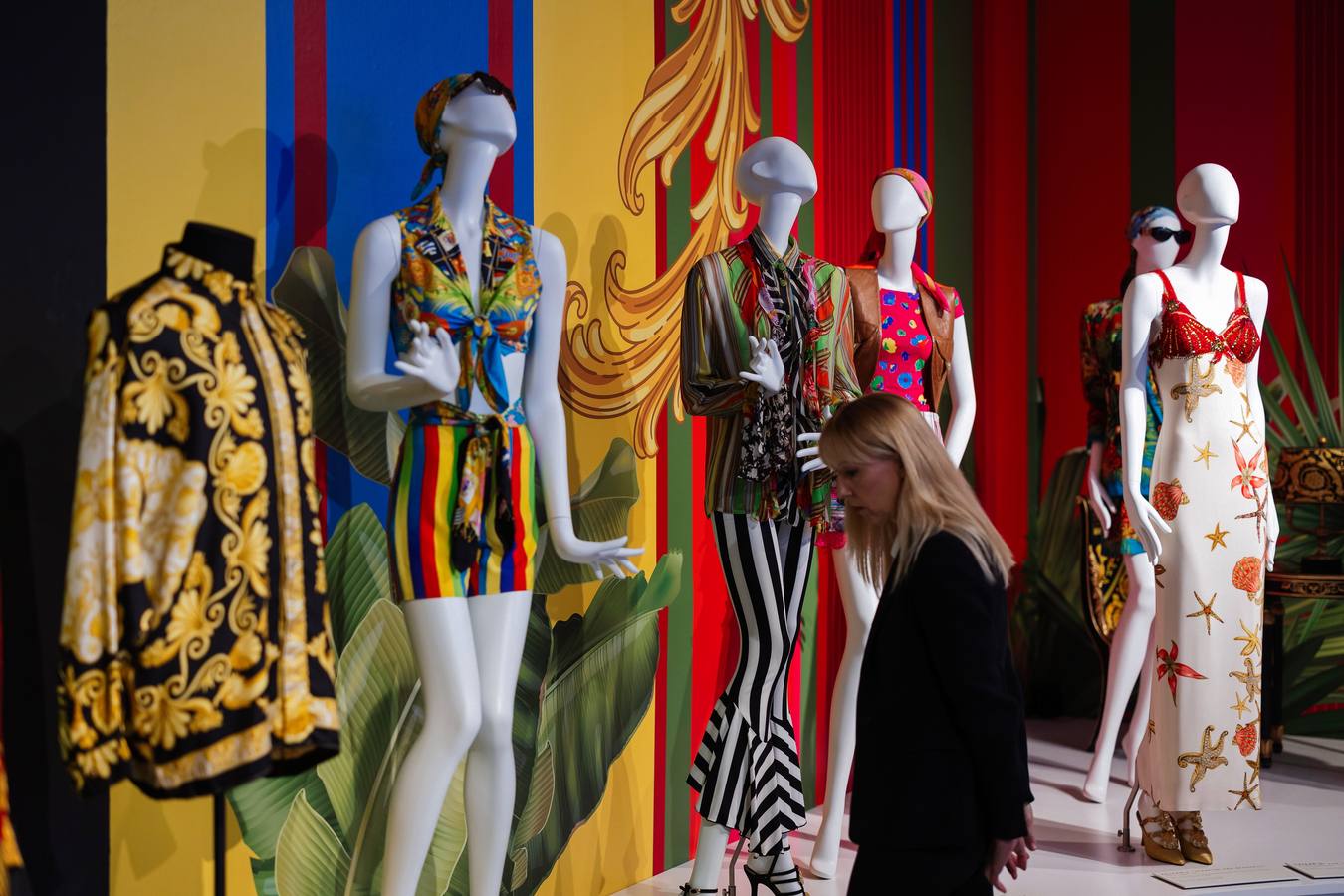 La exposición cuenta con algunos de los modelos icónicos del diseñador italiano Versace