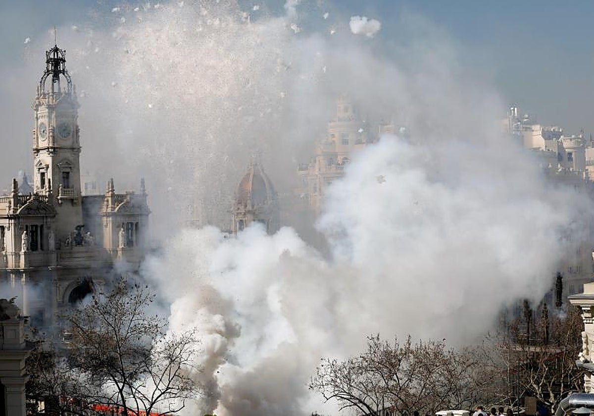 Vista aérea de una mascletà de las Fallas de Valencia