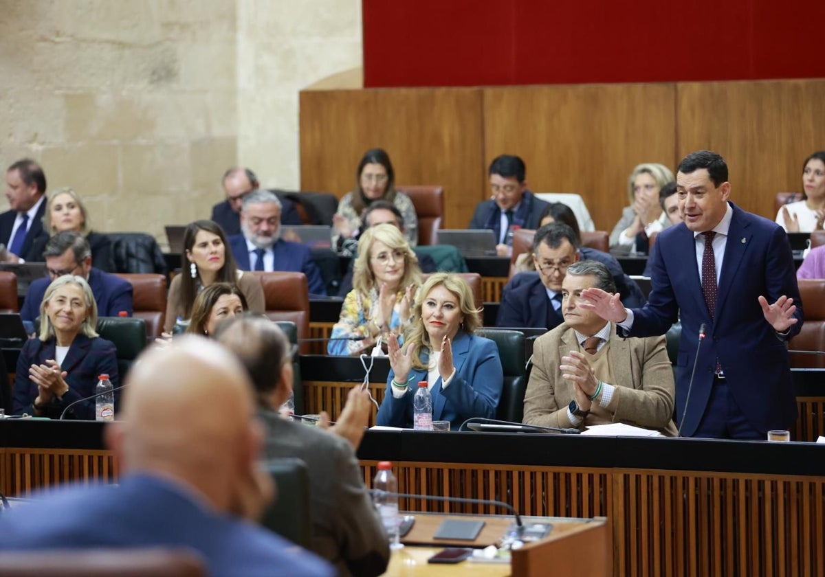 El presidente andaluz, Juanma Moreno, en el Parlamento