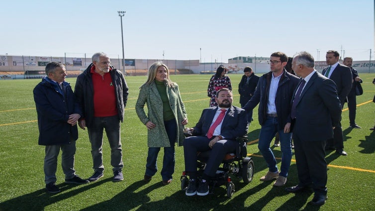 Torres cita el campo de fútbol de La Roda como ejemplo de reparación tras las inundaciones