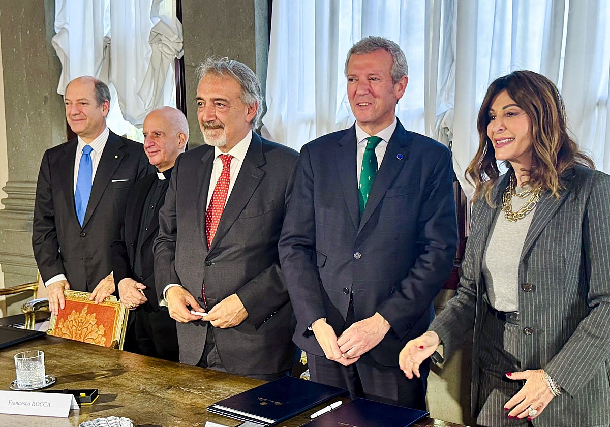 En el centro de la imagen, Alfonso Rueda y el regidor de Lazio en la embajada italiana frente a la Santa Sede