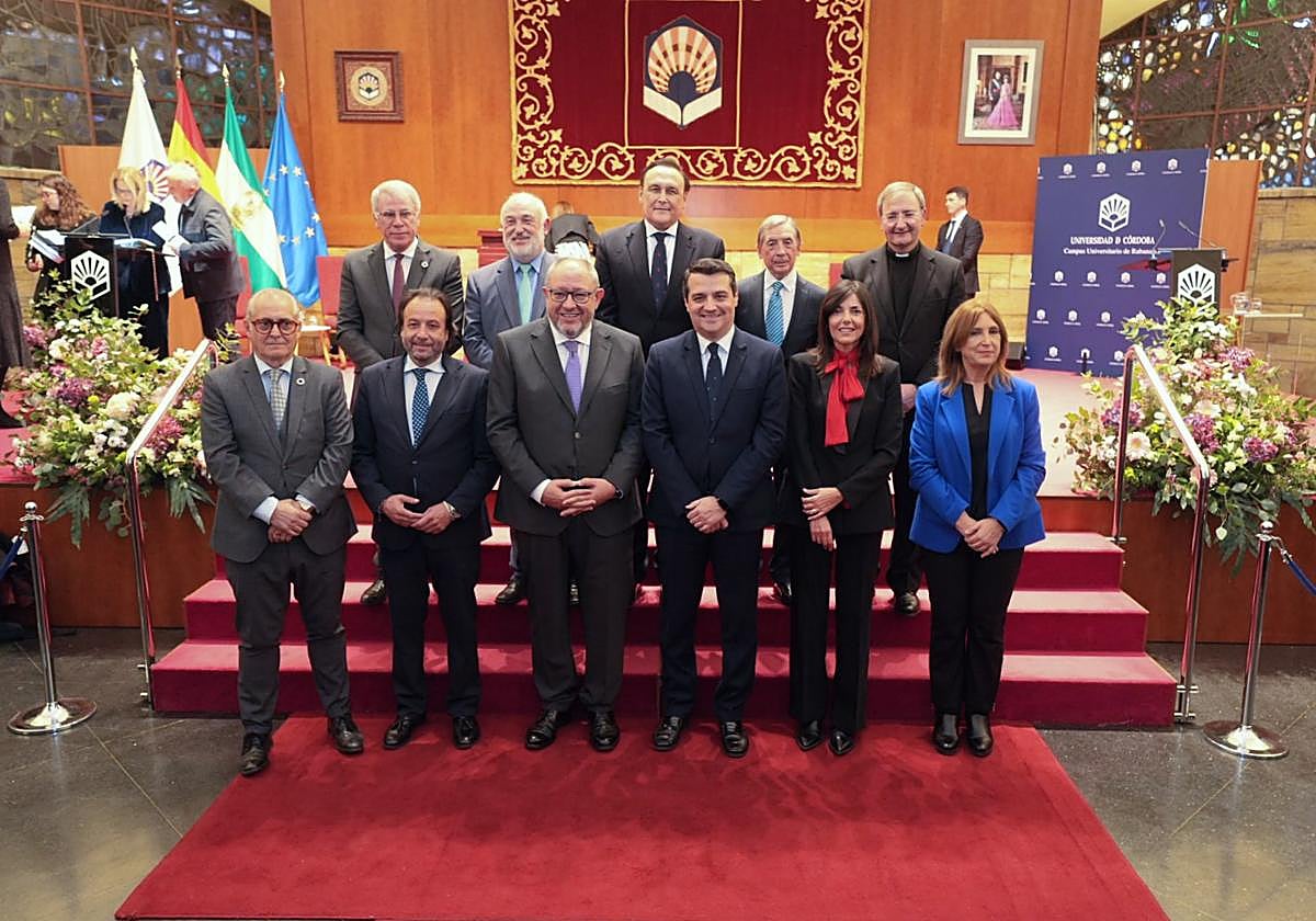 El rector junto al alcalde de Córdoba junto a los premiados por el día de Tomás de Aquino
