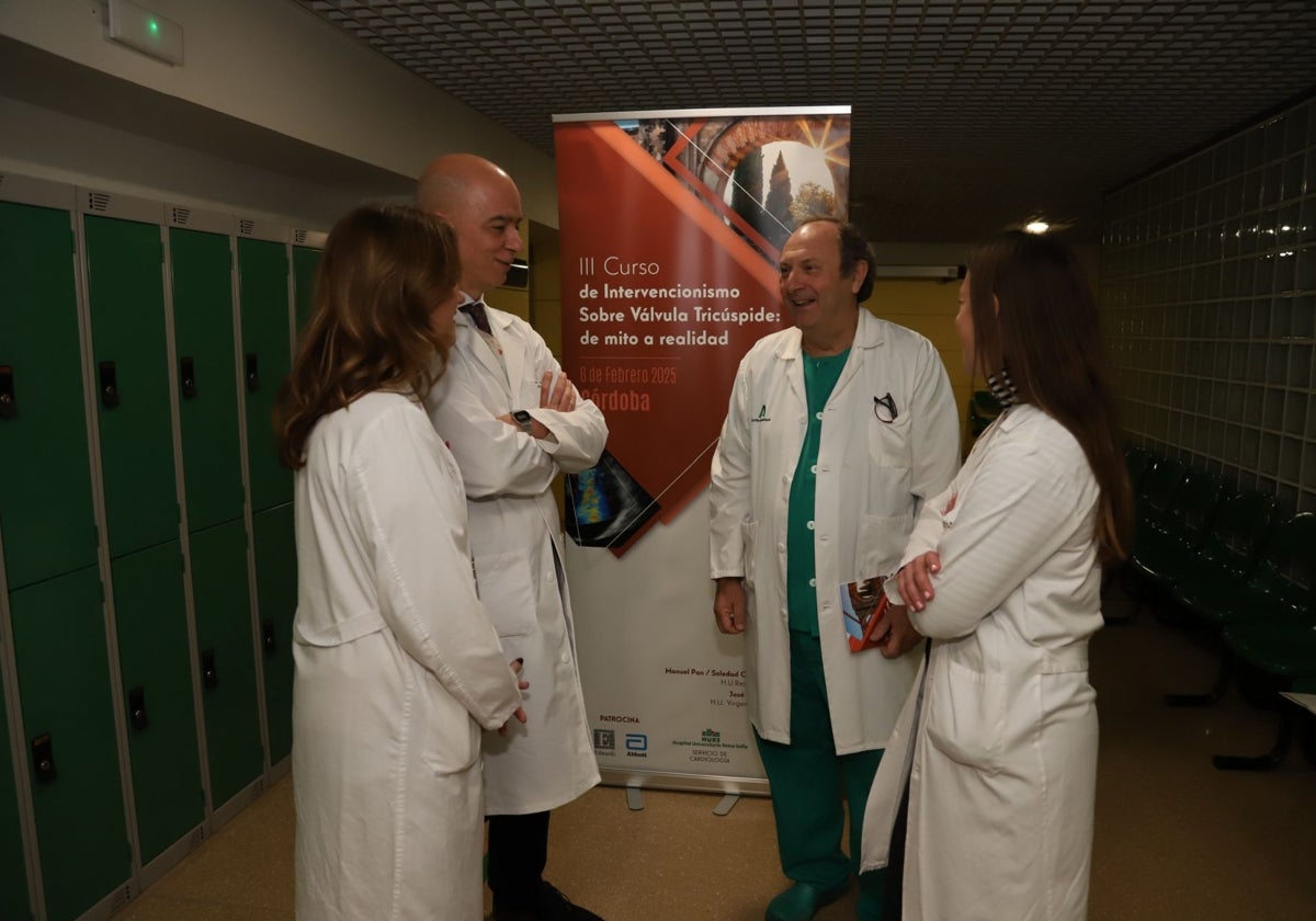 Manuel Pan, en el centro, junto al gerente del hospital, antes del encuentro profesional