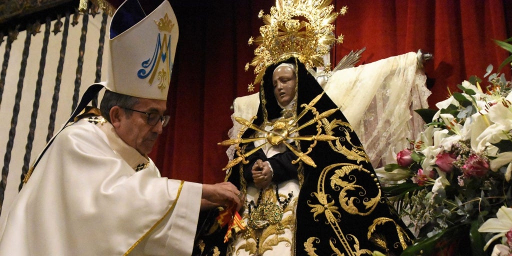 Argüello impone la medalla de Isabel la Católica a la Virgen de las Angustias, patrona de Arévalo