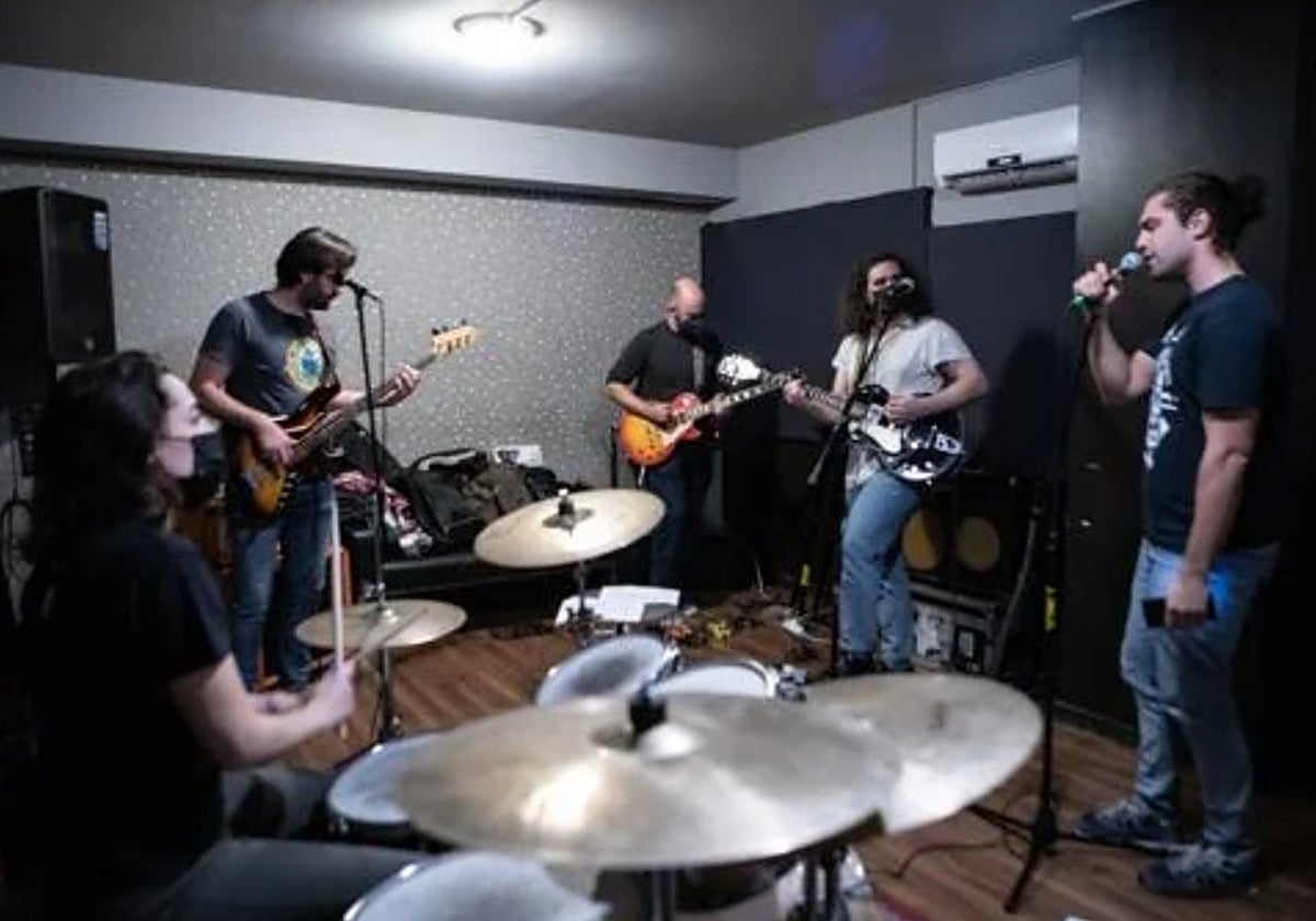 Un grupo practicando en una de los locales de Ensaya Carabachel