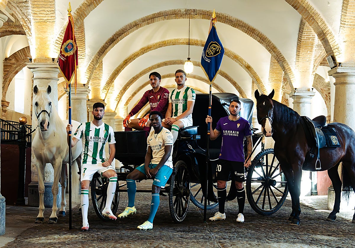 Los jugadores del Córdoba CF con el logo del nuevo patrocinador en las camisetas