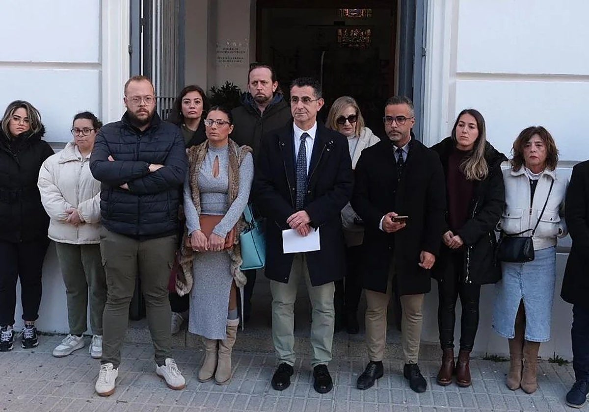 Barbate se concentra para recordar a los guardias civiles fallecidos arrollados por la narcolancha