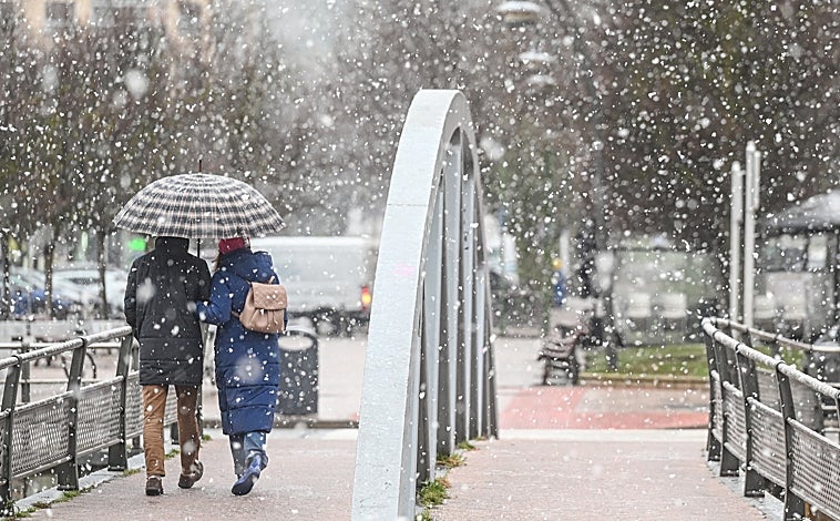 Imagen principal - Nieve en la capital burgalesa, la localidad palentina de Guardo y la leonesa de Oterico