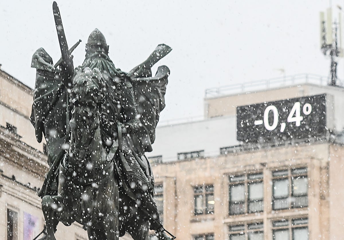 La nieve ha caído  en la mañana de este viernes en la capital burgalesa