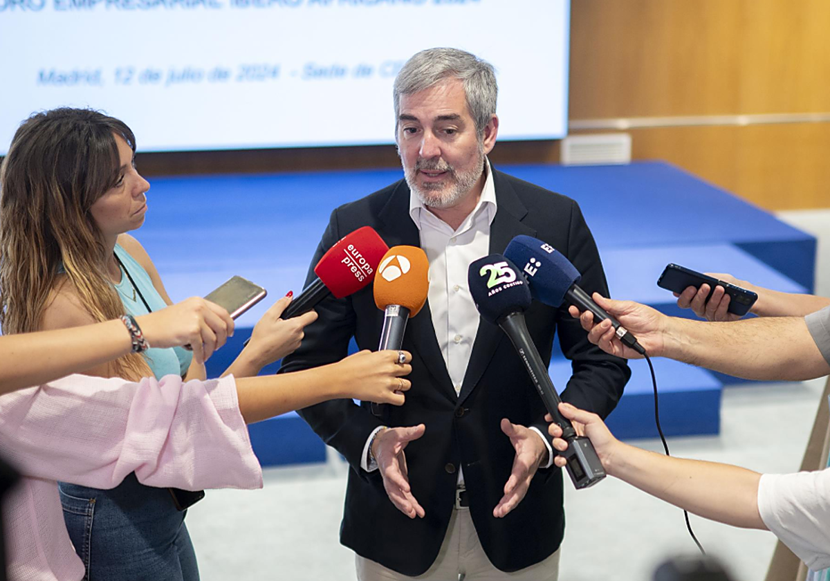 Fernando Clavijo atiende a los medios en foto de archivo