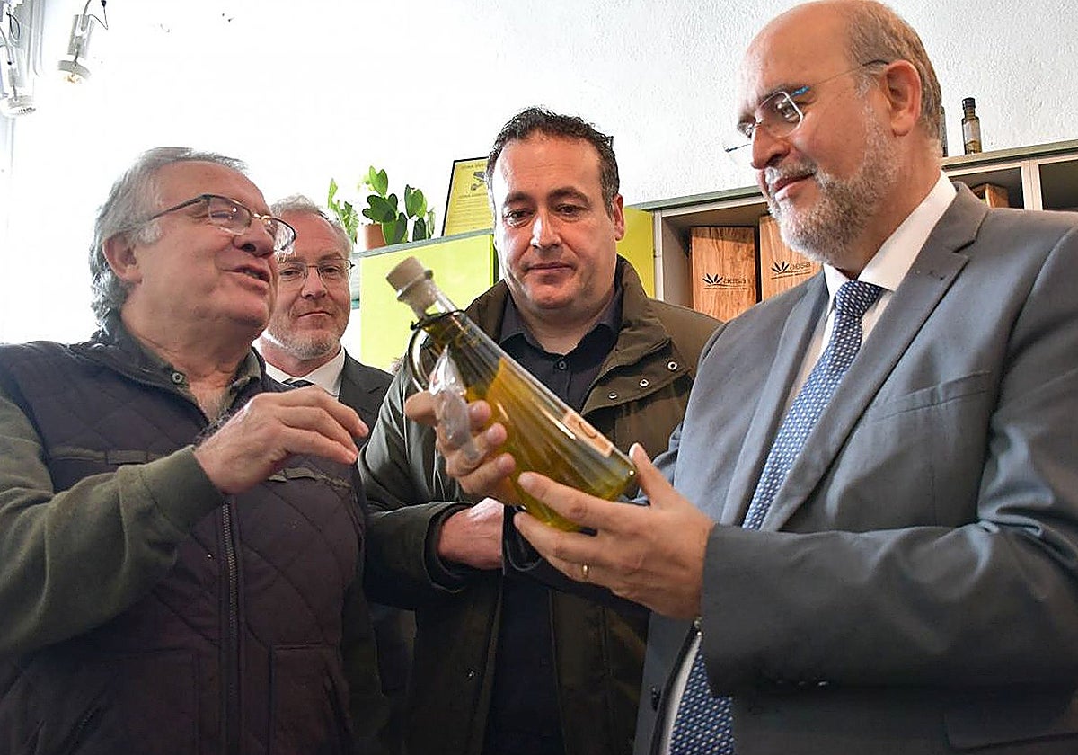 Martínez Guijarro durante la visita a la almazara 'Sierra de Alcaraz', en Albacete