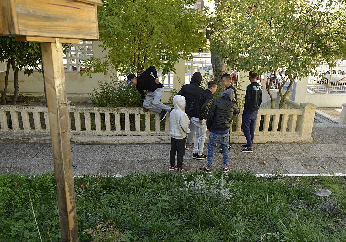 Menores inmigrantes no acompañados, en un centro de acogida de Madrid