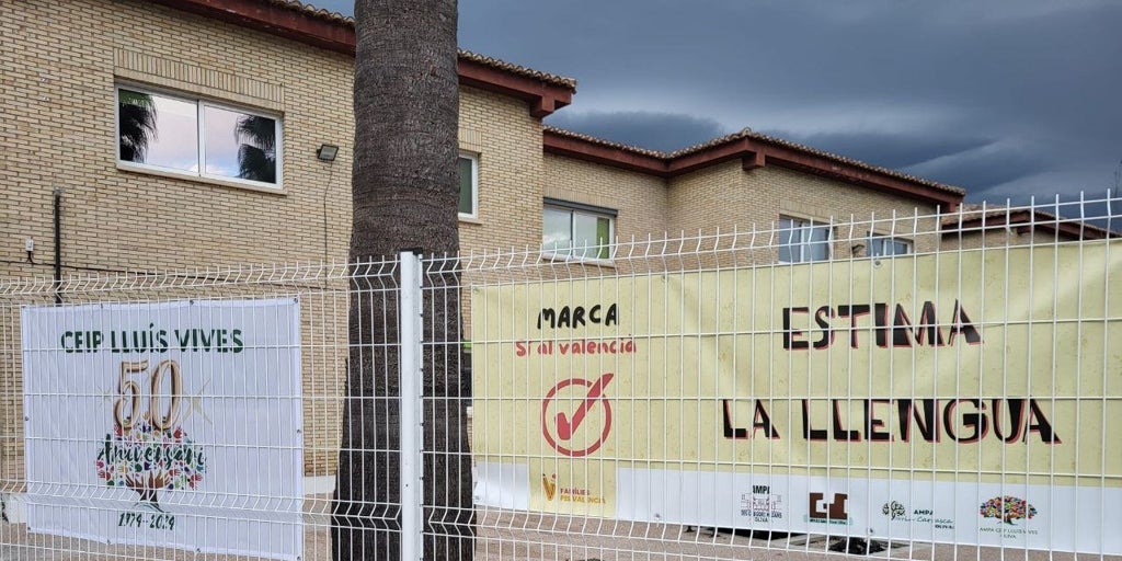 Rebelión nacionalista contra Mazón por retirar pancartas de colegios para que las familias voten valenciano en vez de castellano