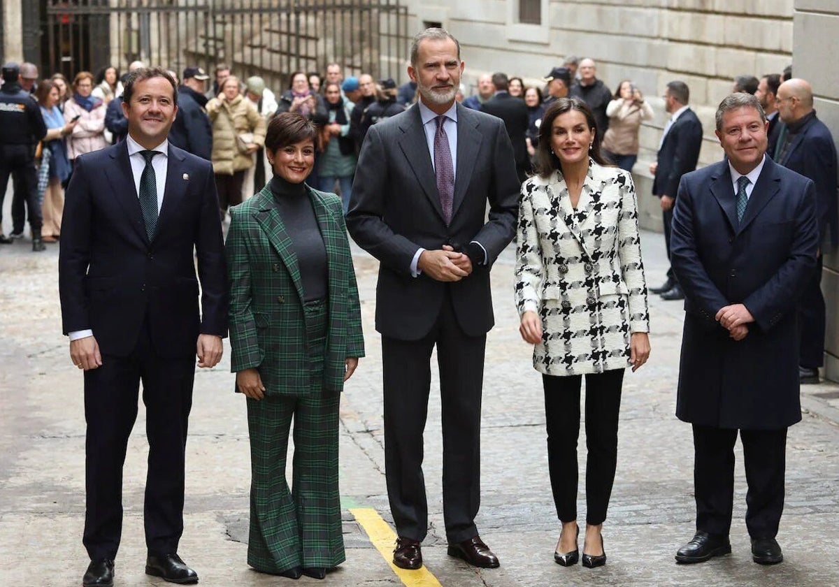 Los Reyes durante una visita a Toledo junto al presidente regional y el alcalde de Toledo