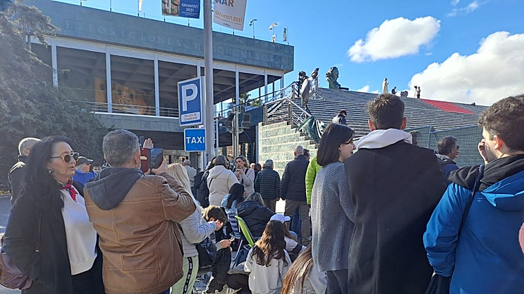 Personas esperando, antes de las doce del mediodía, lo más cerca que pueden de la alfombra roja