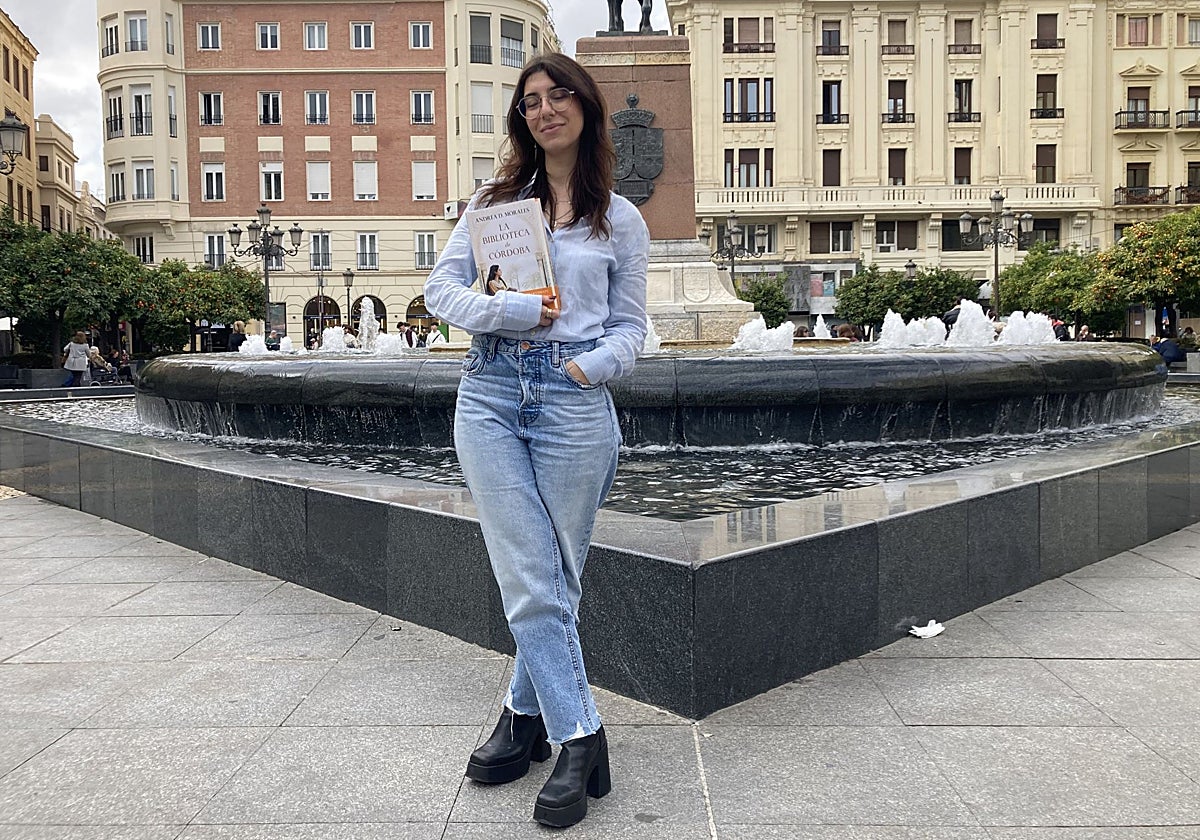 Andrea D. Morales, con su libro, en la plaza de Las Tendillas