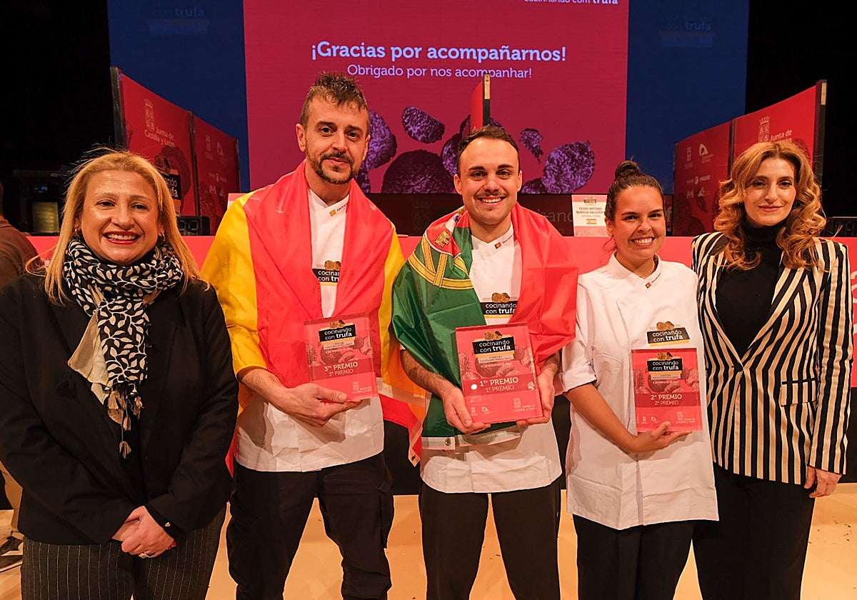 La viceconsejera de Acción Cultural, Mar Sancho, entrega los premios de 'Cocinando con Trufa'