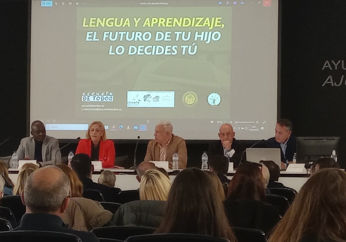 La presidenta de la confederación de familias Covapa, Sonia Terrero, en la tribuna de la jornada de Escuela de Todos celebrada en Alicante el viernes