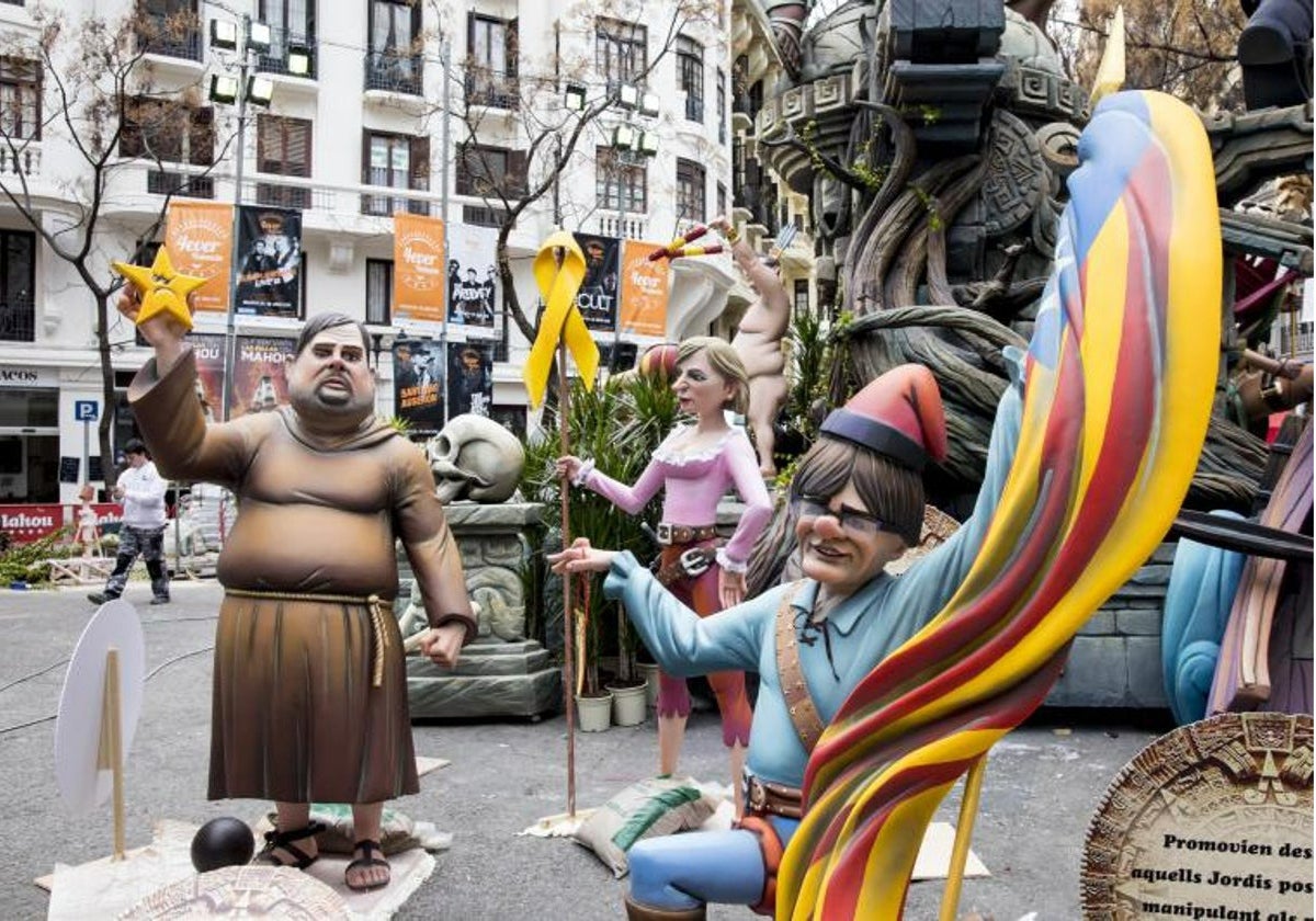 Imagen de archivo de un ninot de Fallas sobre Carles Puigdemont y Oriol Junqueras