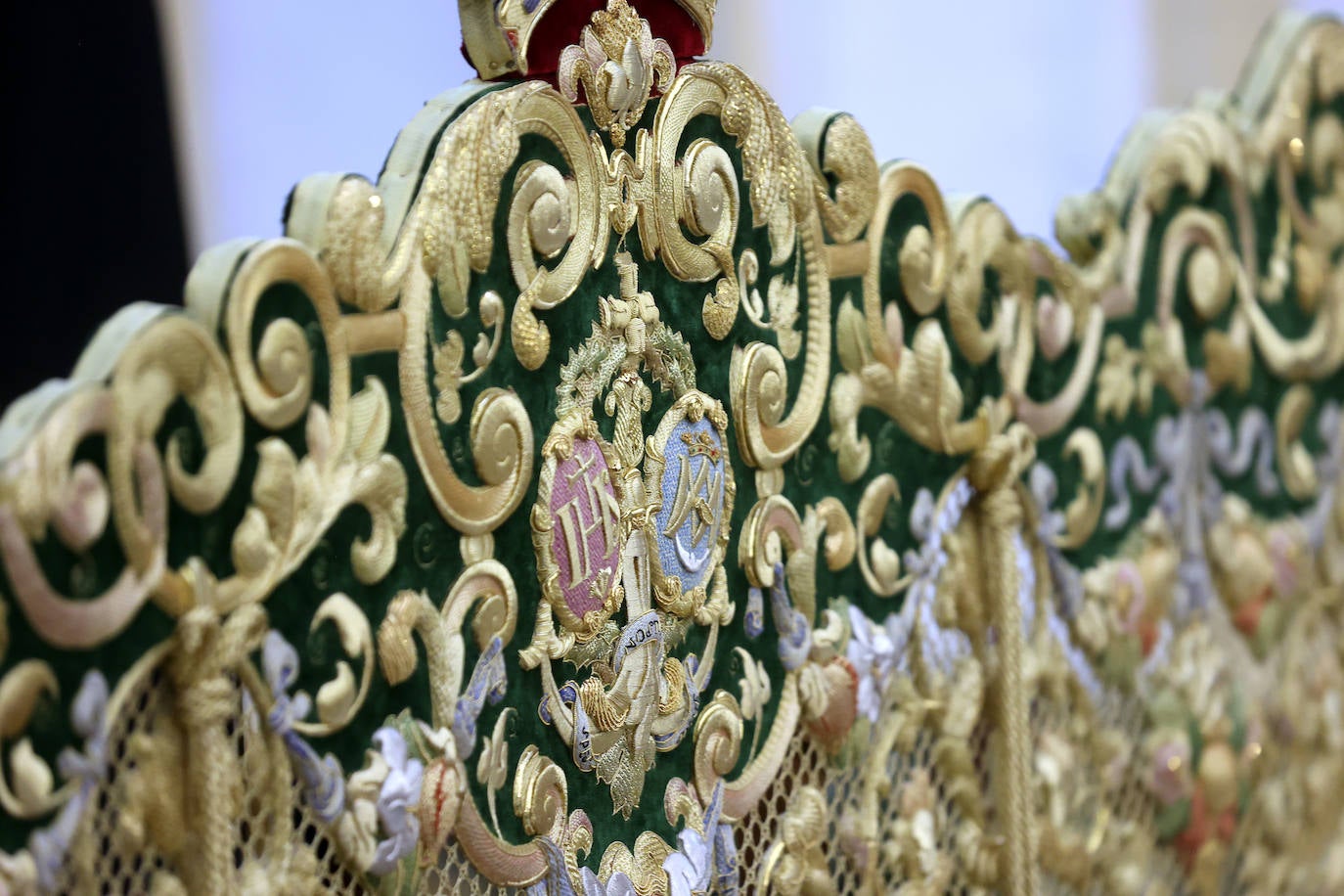 La bendición de la bambalina frontal de la Esperanza de Córdoba, en imágenes