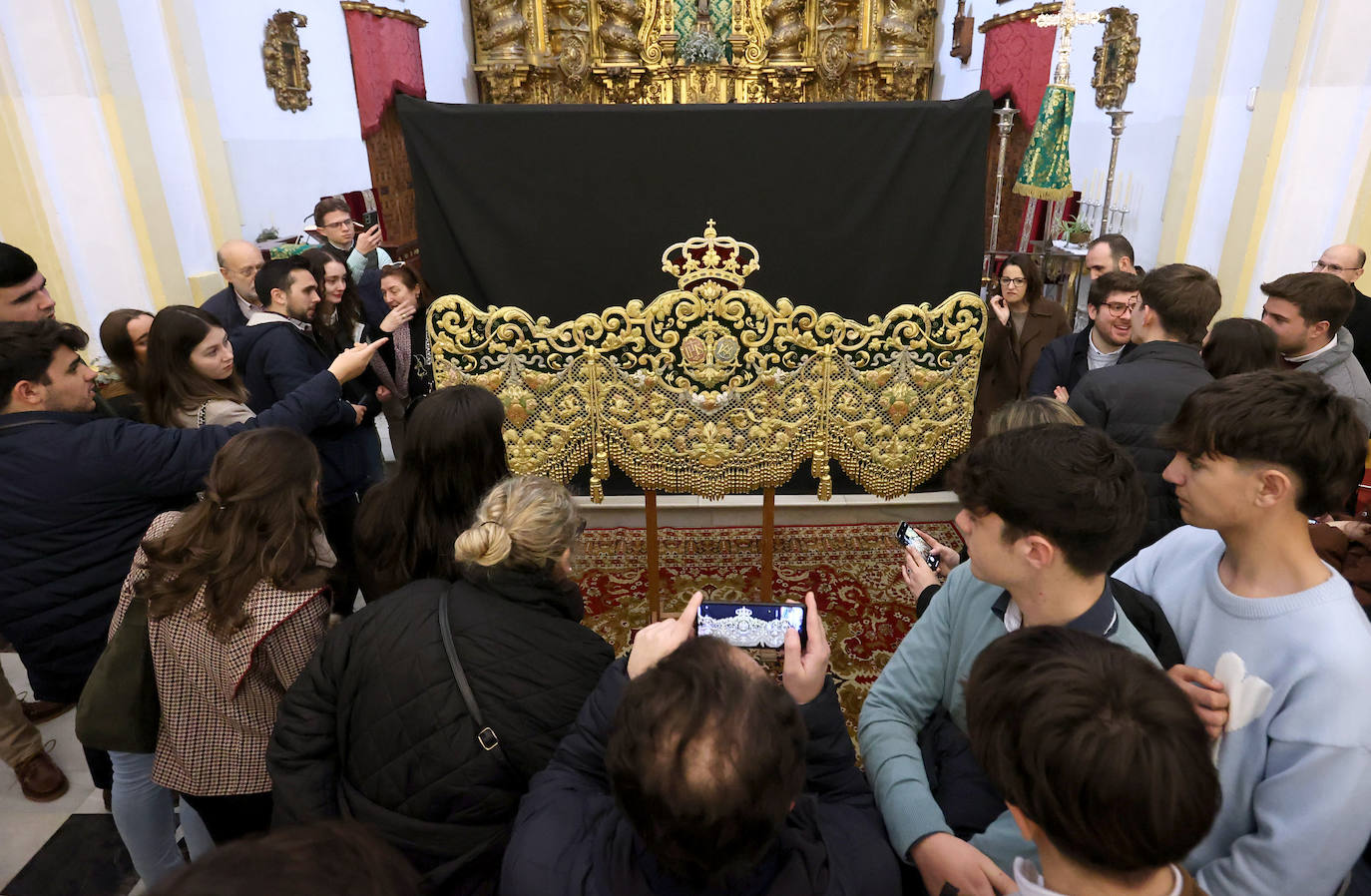 La bendición de la bambalina frontal de la Esperanza de Córdoba, en imágenes
