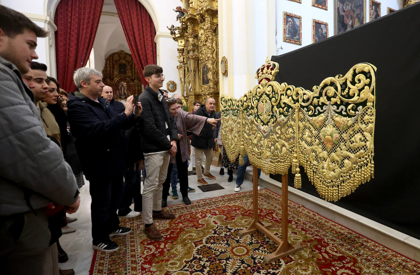 La bendición de la bambalina frontal de la Esperanza de Córdoba, en imágenes