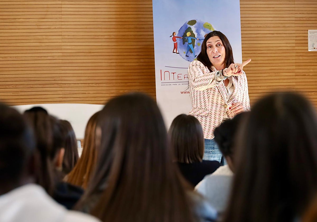 La consejera Loles López, este viernes en un centro de menores migrantes no acompañadas de Almería