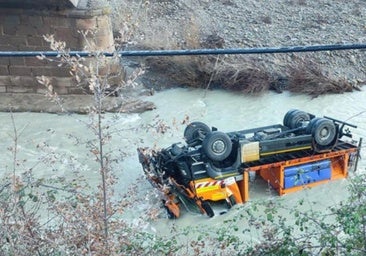 Una máquina quitanieves se precipita unos 15 metros en Puente la Reina de Jaca (Huesca)