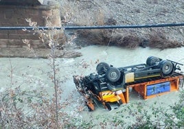 Una máquina quitanieves se precipita unos 15 metros en Puente la Reina de Jaca (Huesca)